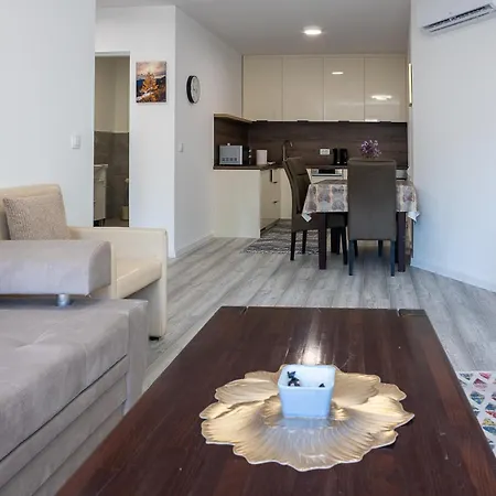 Old Town In 120 Seconds - With Free Parking شقة